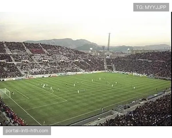 超过五万名马赛球迷在韦洛德罗姆球场外广场观看客场赛事直播